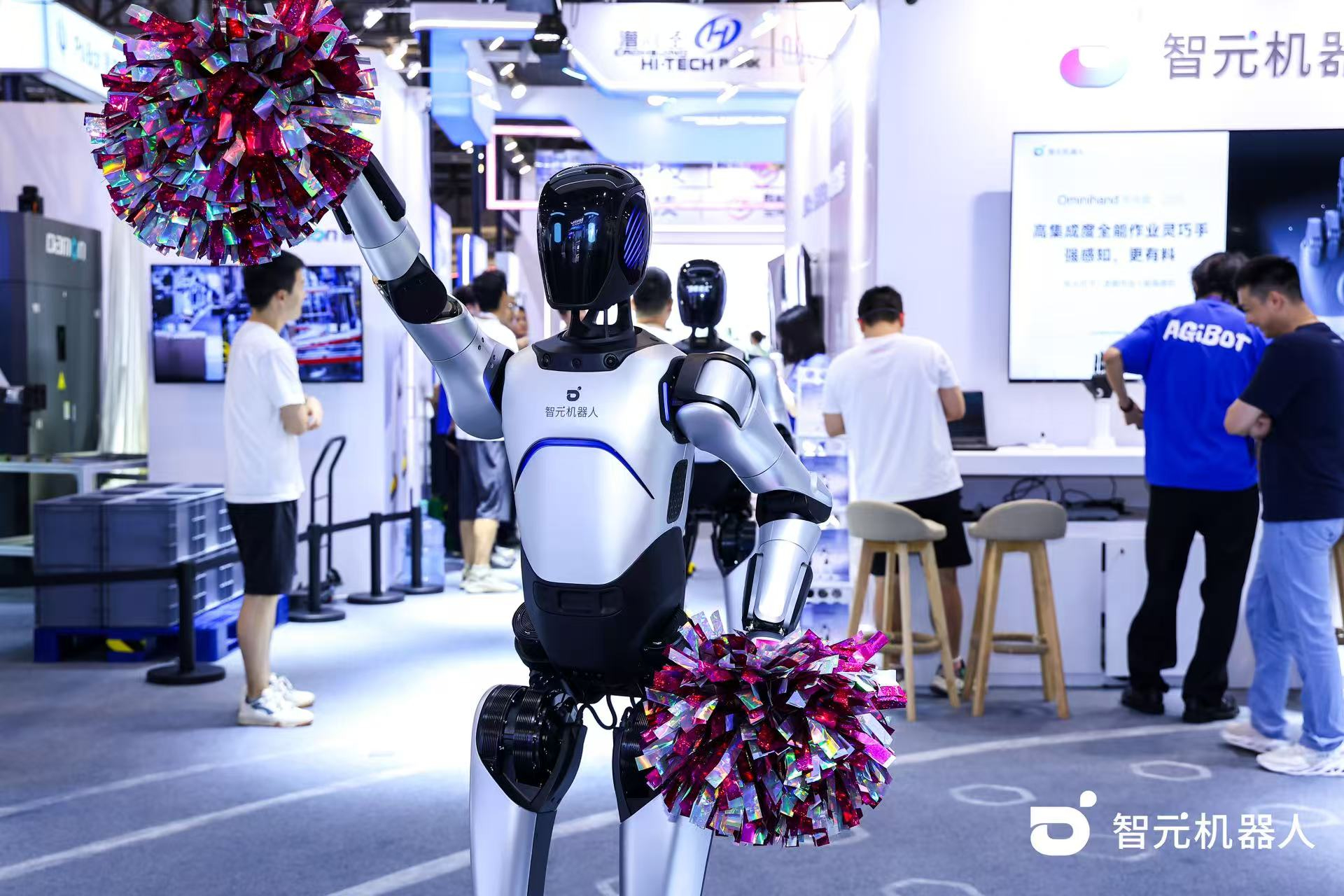 long8龙机器人 WAIC 首日展台火爆，机器人家族集体打工忙不停